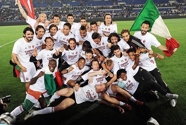 【米兰队史上的今天】 🔴⚫️ 2011年，米兰拿到队史第1️⃣8️⃣座意甲联赛
