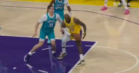 3脱手+3不沾+猪叫！詹姆斯背打堪称喜剧人。
图1-4：3次脱手雷迪克脸都绿了（