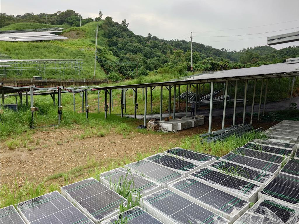 高雄市大树区和山光电场因将51公顷山坡地挖秃,引发地方担忧,目前已遭高雄市府、经