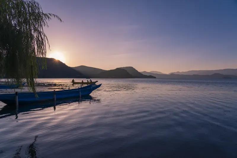 你能接受天天在家不上班的生活吗天天不上班的生活听起来很惬意。早上可以睡到自然醒，