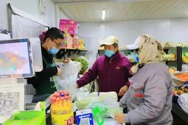 小区楼下新开便民蔬果自提点，完美解决了上班族买菜难的问题。线上提前下单，傍晚下班