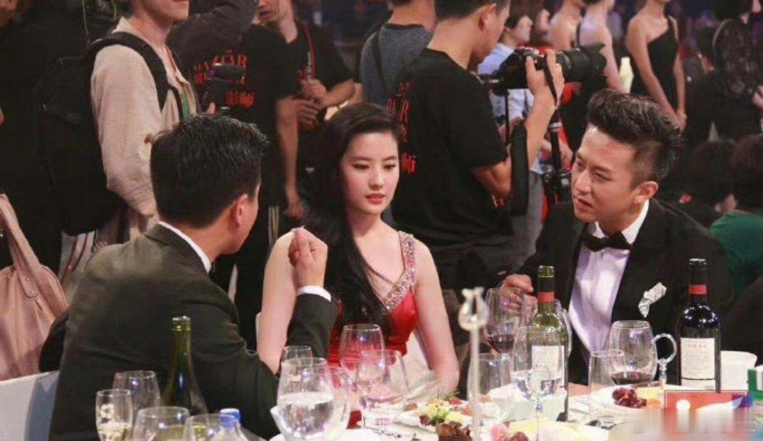 刘亦菲：我离开？你们坐在一起继续聊吧 ​​​