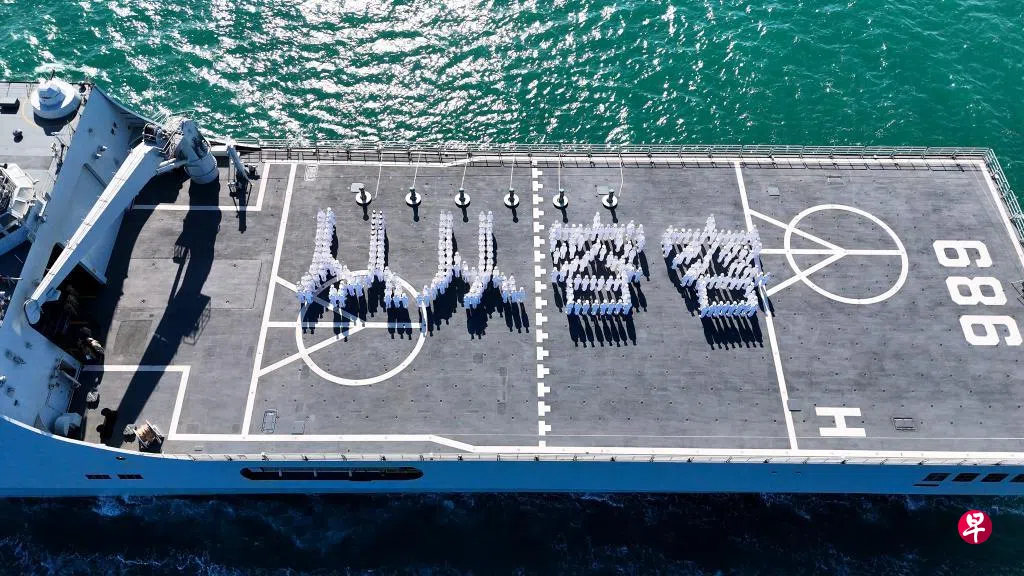 还是年轻人会玩。中国海军989编队星期六（11月15日）从山东青岛军港起航，开始