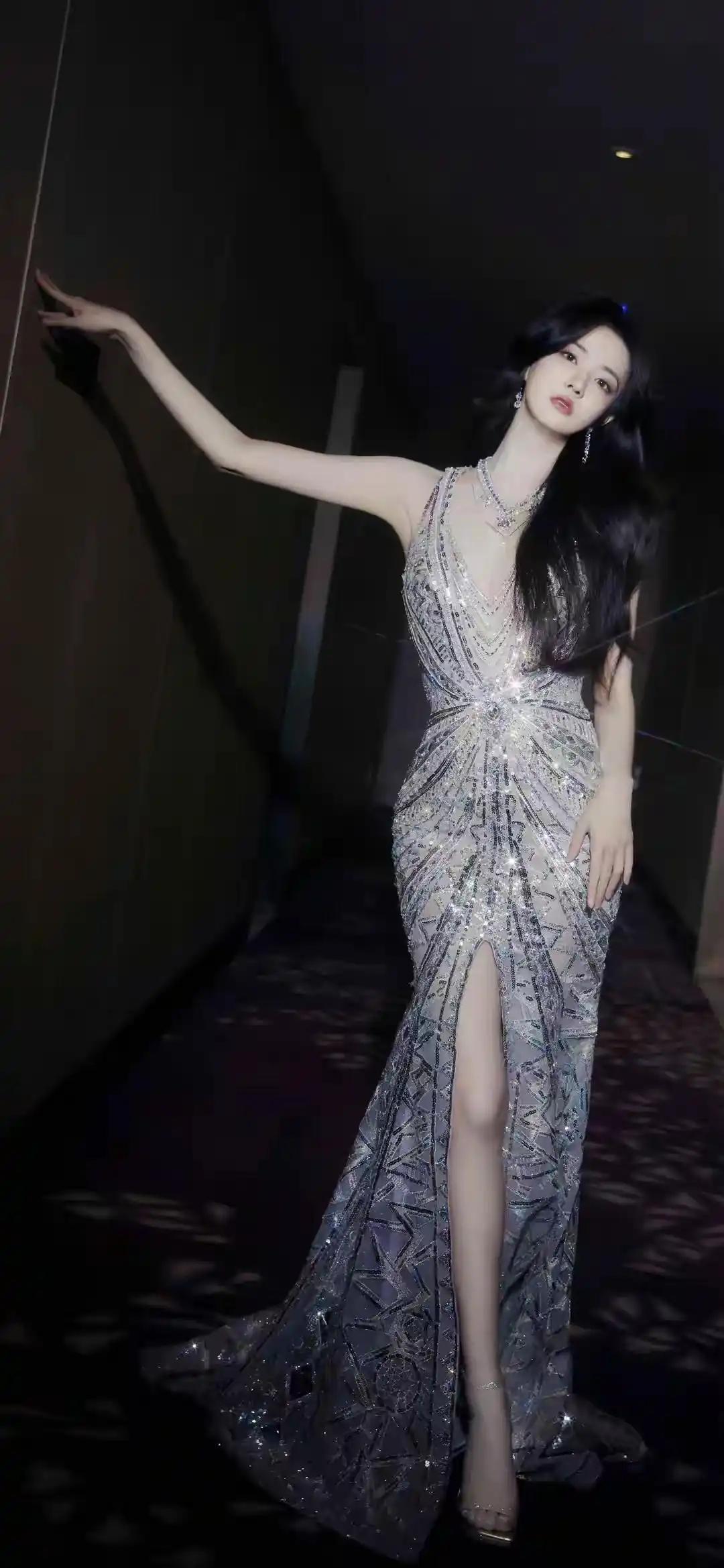 傍晚的重庆，那叫一个美。城市灯火渐次亮起，和天边的暮色交织在一起。洪崖洞在灯光映