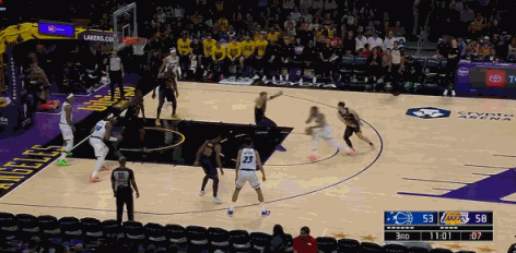 二龙戏珠！詹姆斯又飞起来了！
在今天NBA常规赛湖人对阵魔术的第三节比赛初，贝恩