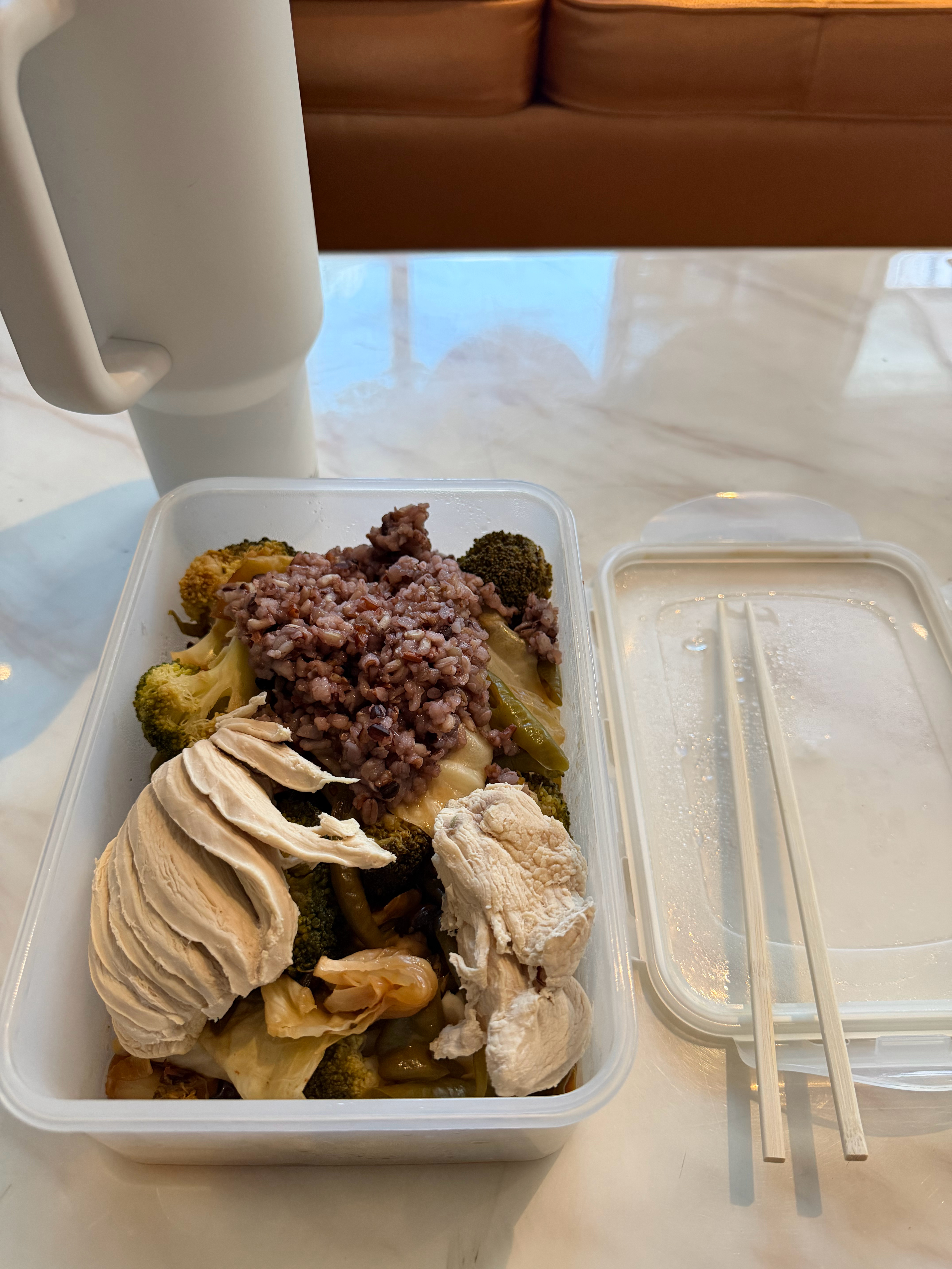今日午饭和晚饭：中午：水油焖蔬菜，一块鸡胸肉，粗粮米（60克生重）。练完加餐：一