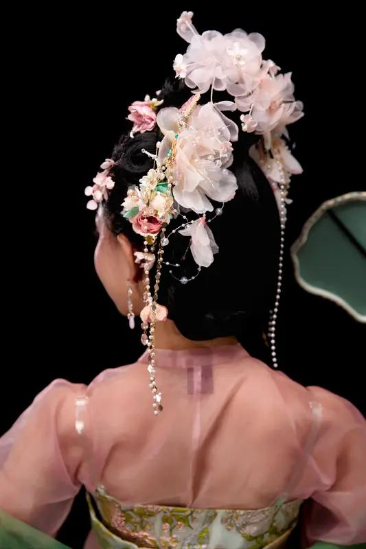 刘亦菲簪花造型美出圈，真不是吹的！以往她走“大牌女王风”，这次换上传统簪花，全场