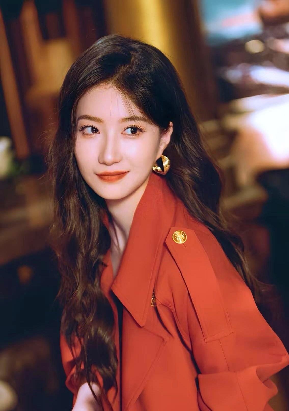 我闺蜜出差有幸遇见了兰岚，回来给我说了一句话，让我对这个人更加好奇了。

现实里