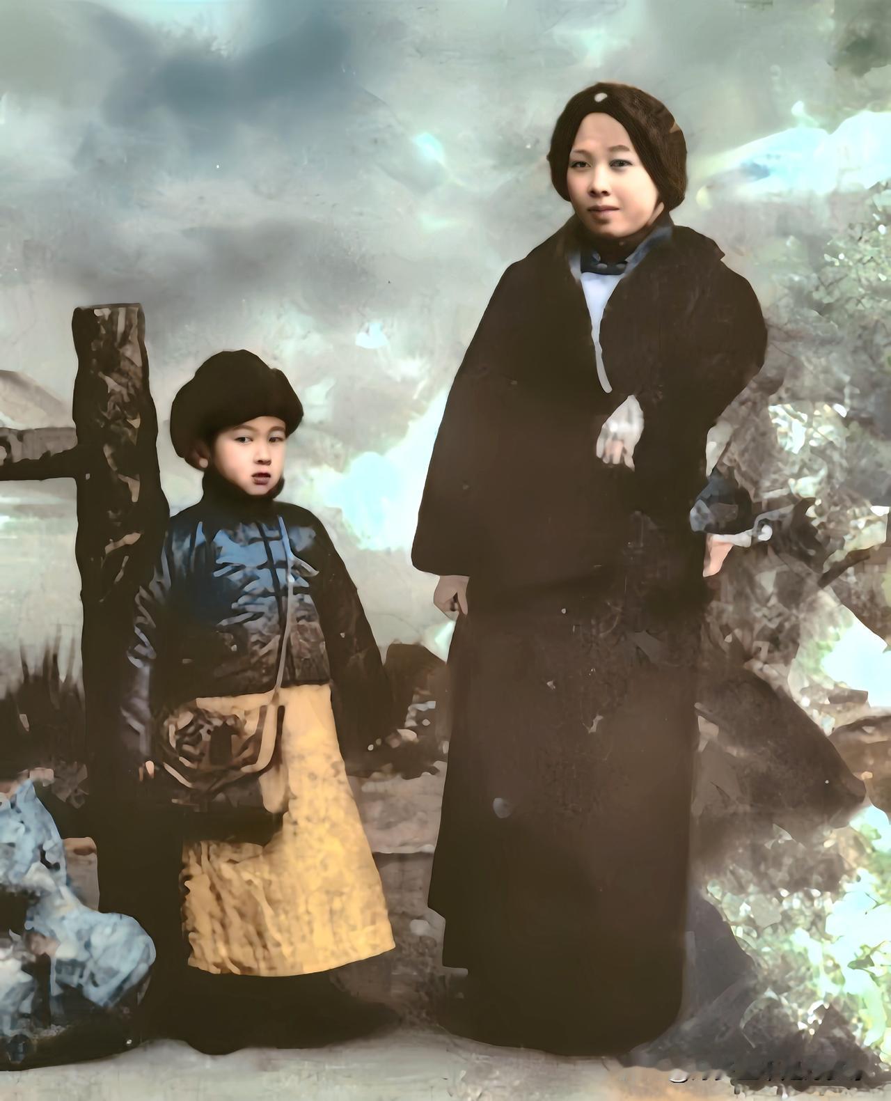 一张珍贵的老照片，拍摄于1917年北京，钱学森与母亲章兰娟的珍贵合影！彼时钱学森