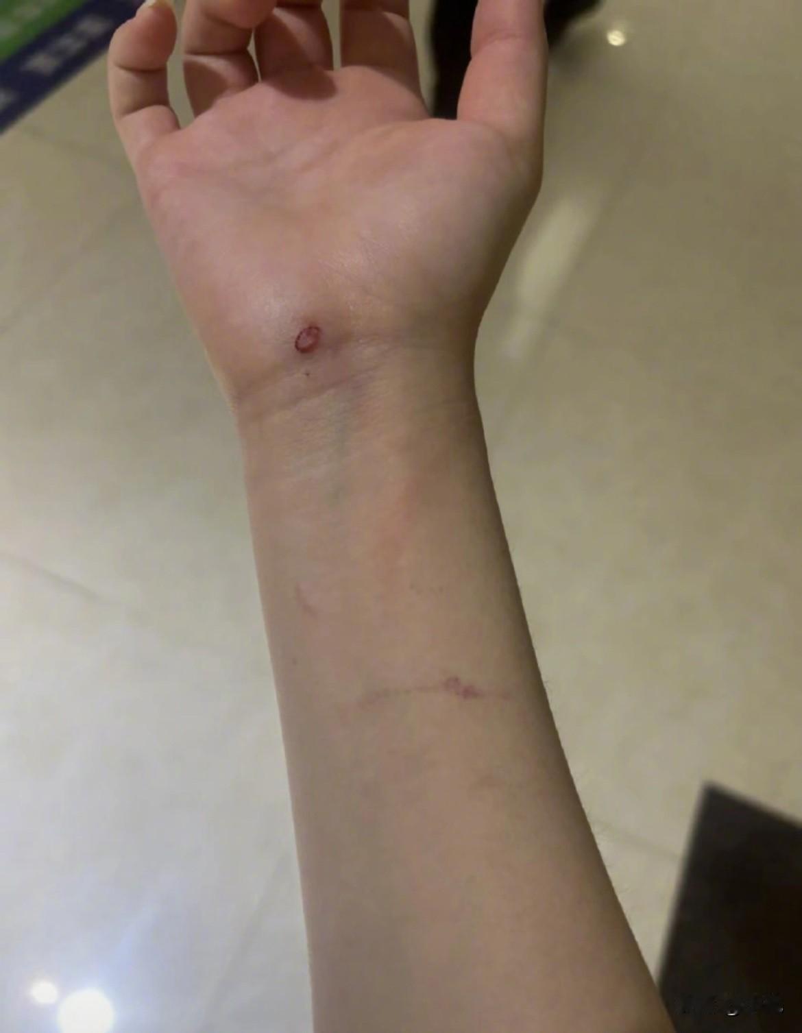 晚上7点多，一个刚上大学的18岁女孩小莹，正独自在家休息。突然，敲门声响起。
