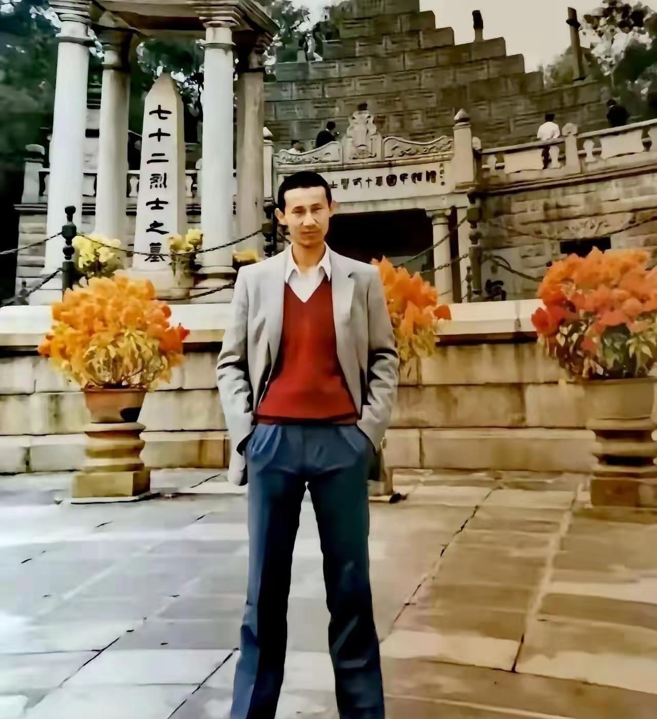 这人在一个纪念性建筑前拍照。1992年拍摄的一张照片，那时候有头发还很帅，是一名