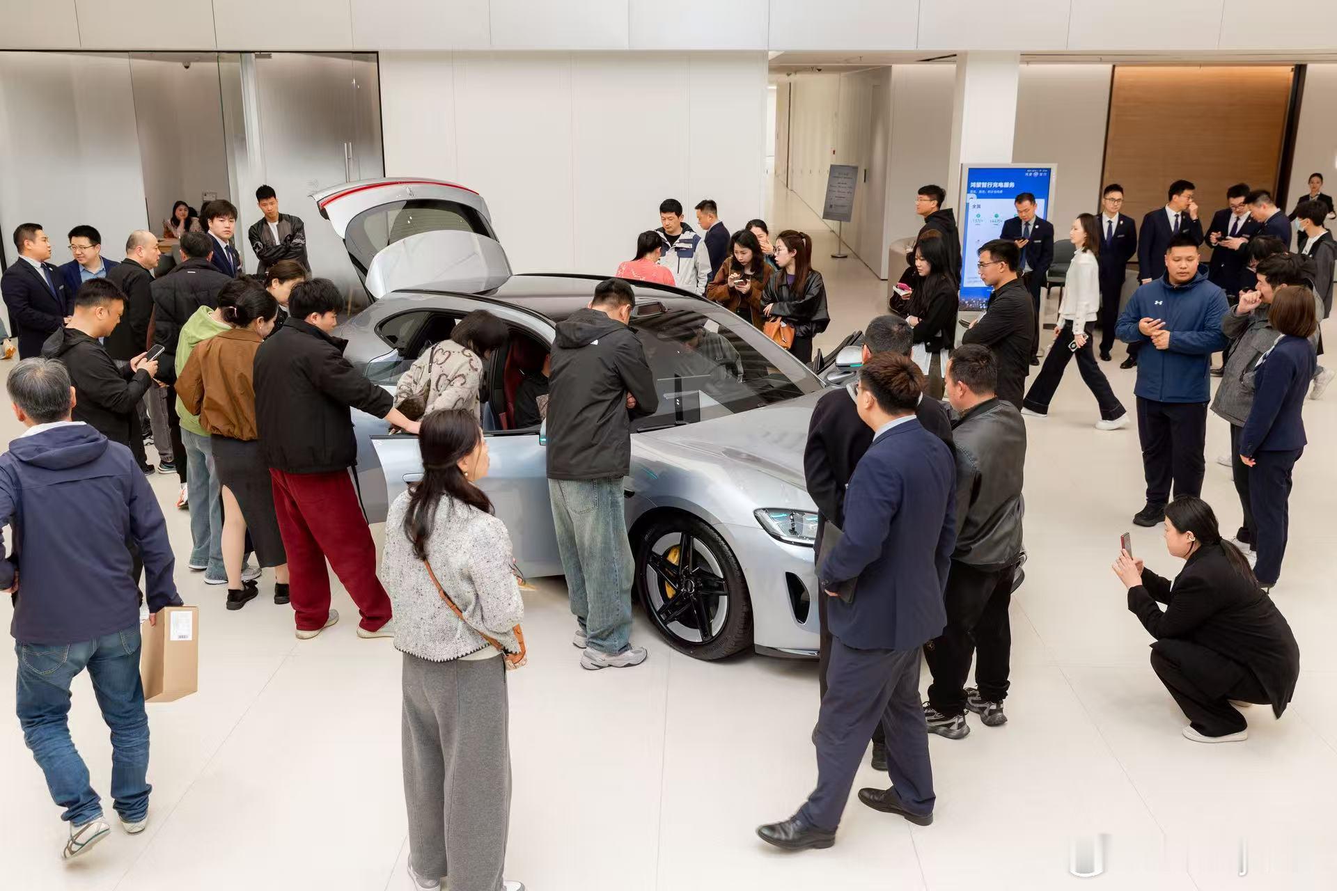 尚界Z7发布后门店人山人海 今天鸿蒙智行门店看车咨询的人一波接一波。肖战代言加持