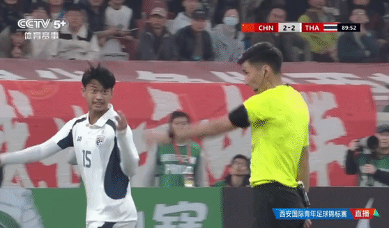 泰国U23门将，首次品尝到了中国足协8秒违例处罚的滋味。
黄牌+角球……泰国U2