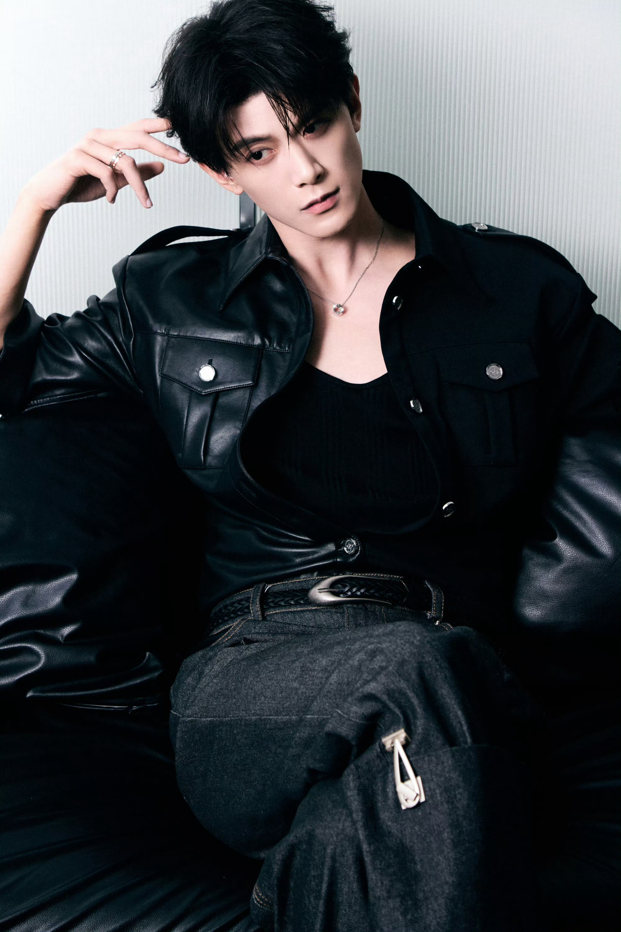 佩戴CHAUMET Bee de Chaumet蜂格系列珠宝出席线下活动。标志性