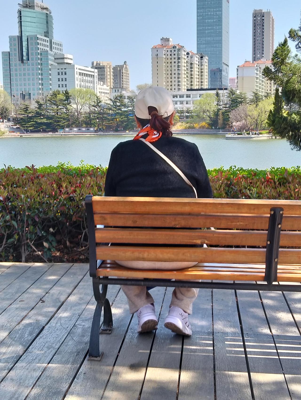 发一张相册里最美的照片我的老伴在我的心里是最美的，我们携手同行，渡过人生最美好的