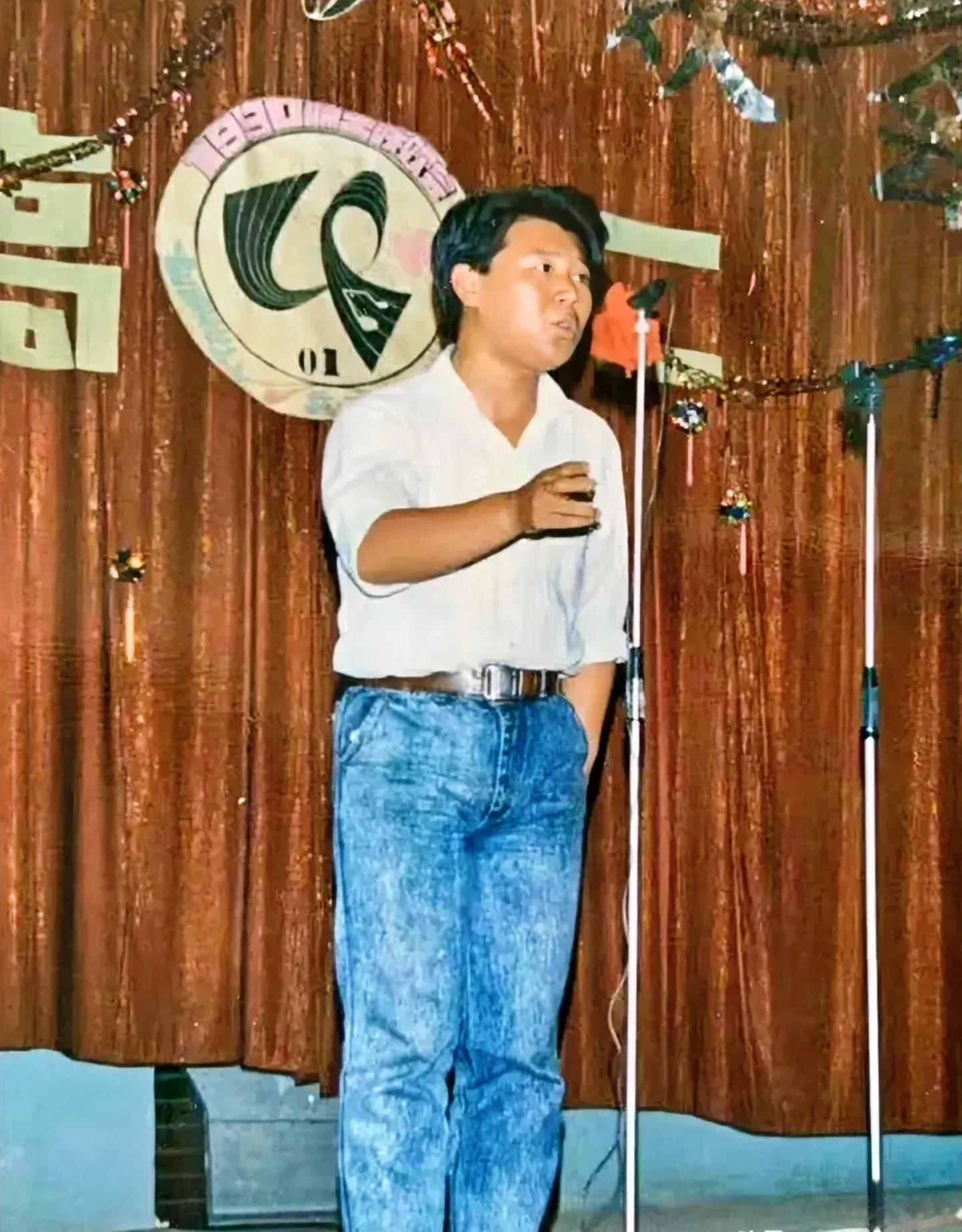 1990年的郭德纲，那年的郭德纲27岁，在台上进行表演，看得出，那个时候老郭的头