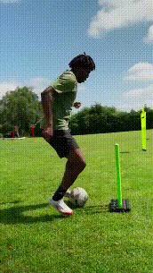 看看多尔古的射门训练，这射术，脚头真硬啊，射门力度好大，这是要复刻贝尔的成长之路