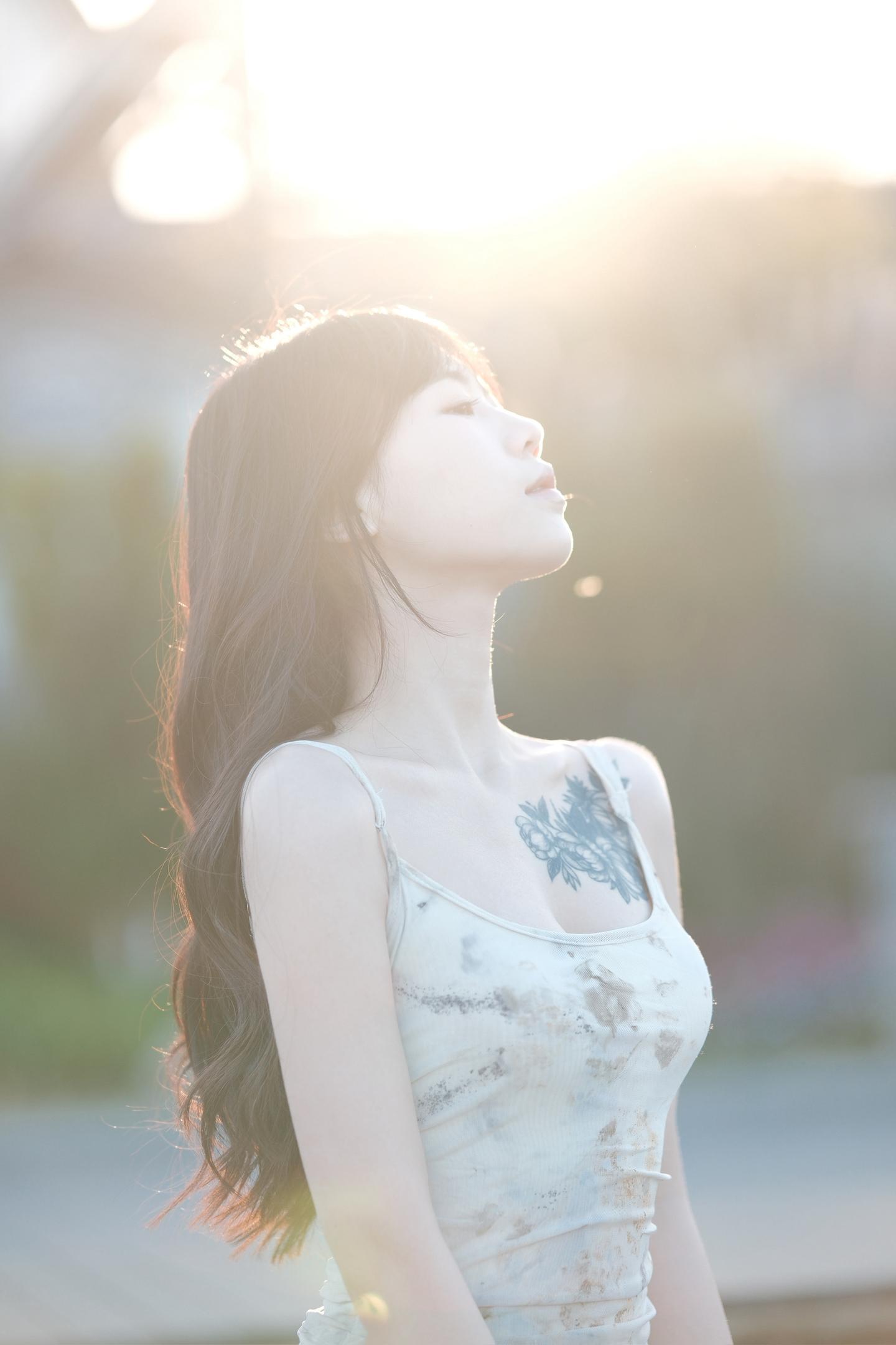 敏感的人总是承受双倍的痛苦。理智让你清楚一切的缘由，感性却让你无法不心...