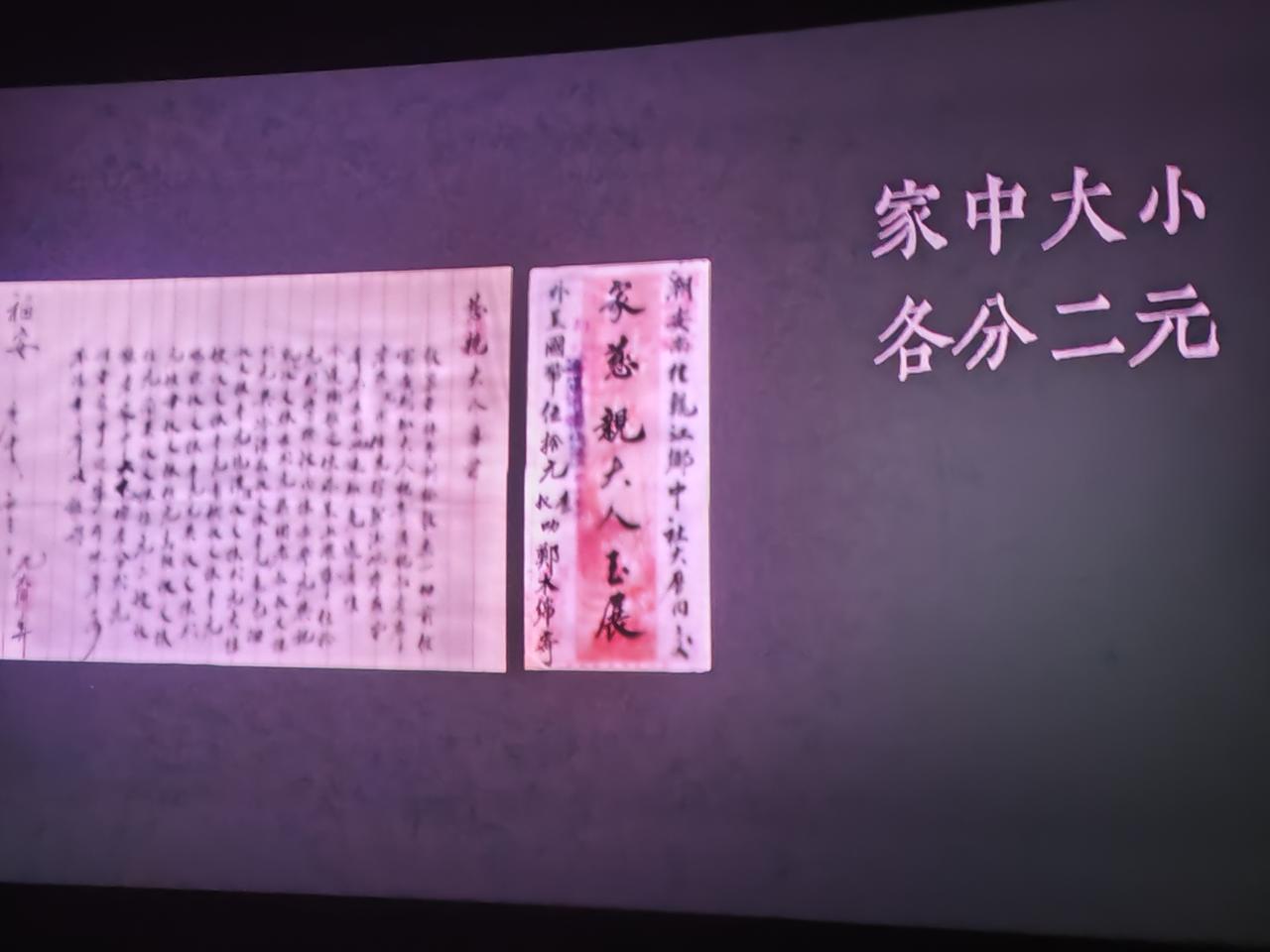首先，她从心底抗拒凑活度日的感情。在她看来，婚姻不该是人生的任务、旁人的催促，没