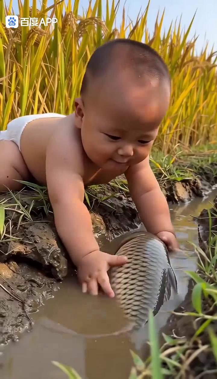 妈妈，快拿桶来，鱼都快有点大了。