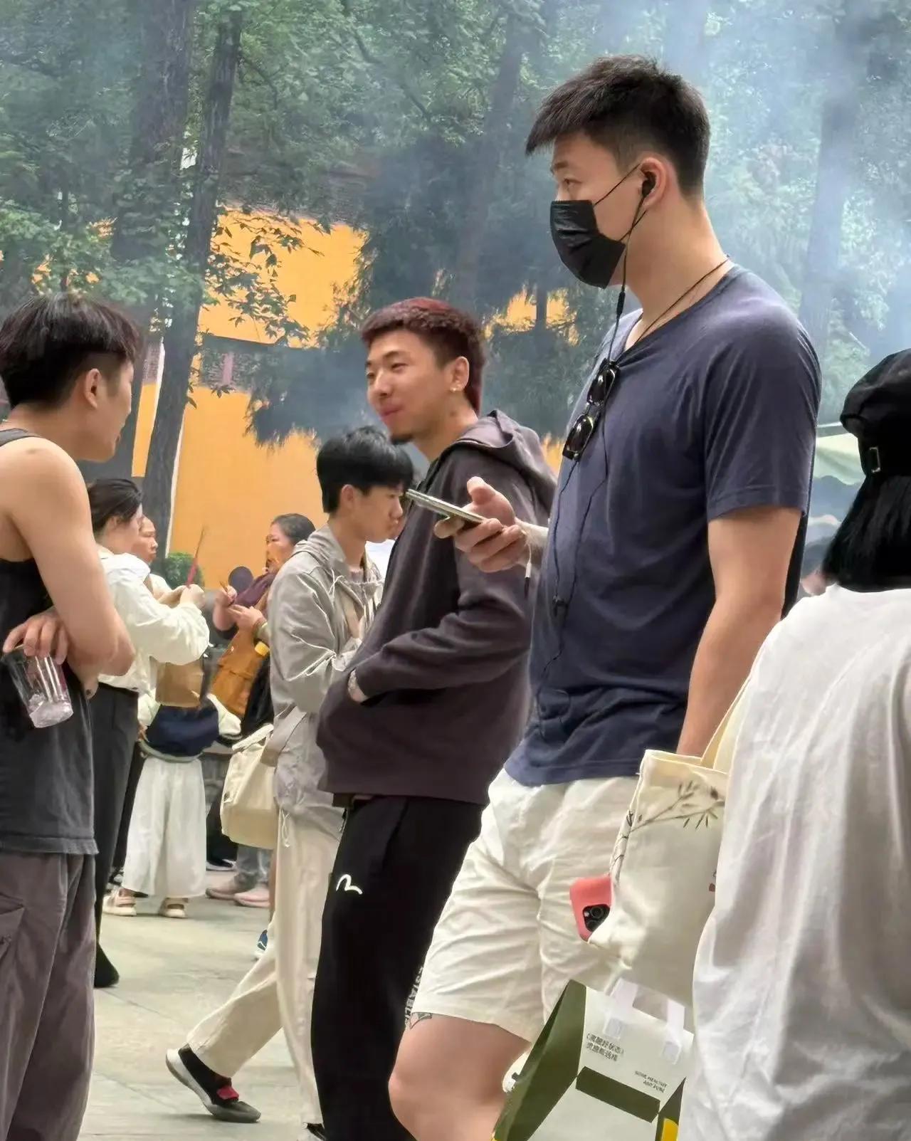 有球迷偶遇张镇麟也去杭州寺庙拜佛了，球迷猜测或许看广厦集体拜神起到作用拿到了冠军