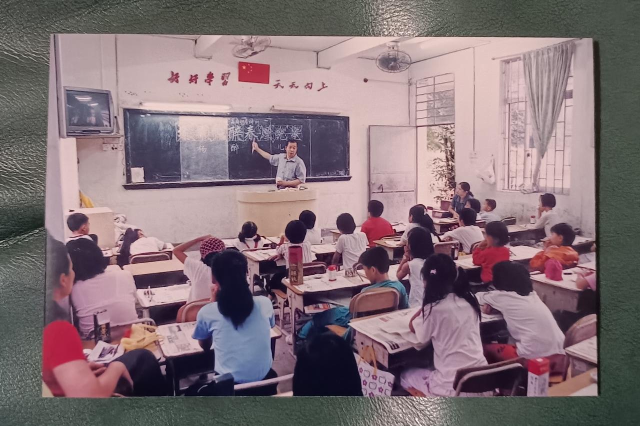 岁月留痕(14)
上世纪九十年代，我在广州黄埔港湾小学书法班课堂中。