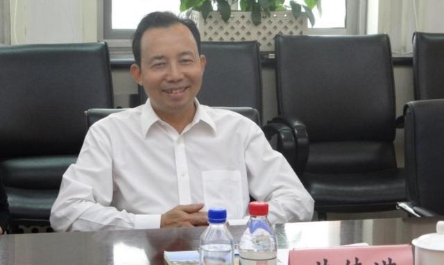 1993年，包工头黄德满花3000元接手了一家资不抵债的宾馆，更名为维也纳酒店，