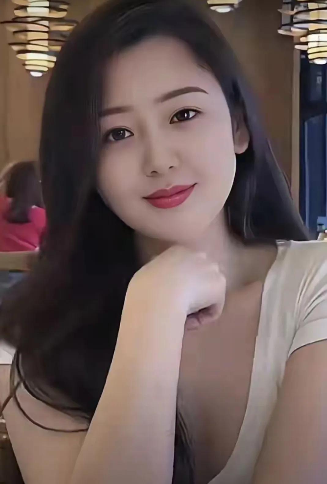 他第一次见到了她。她的眼眸如同星辰般明亮，笑容甜美得如同盛开的花朵，精致的面容在