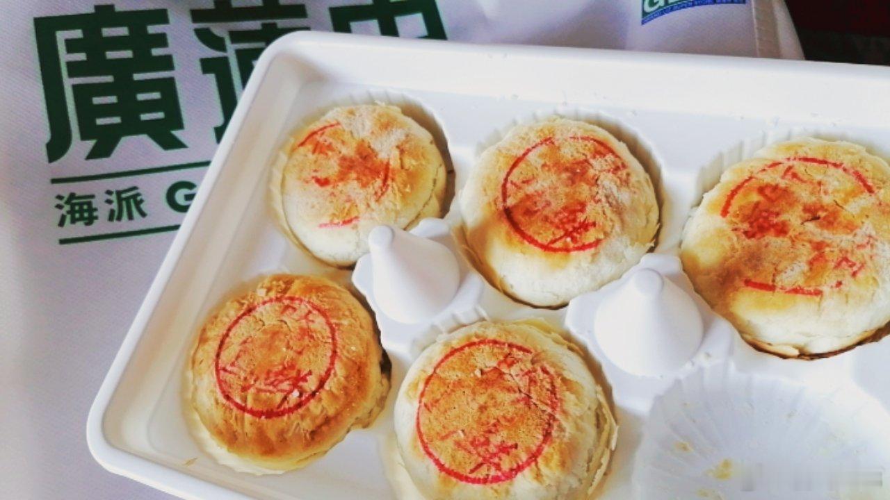 秋信初至，老同学和网友惠赠——腌笃鲜肉月饼、卤制三天的茶叶蛋若干。饼肉鲜香扑鼻，