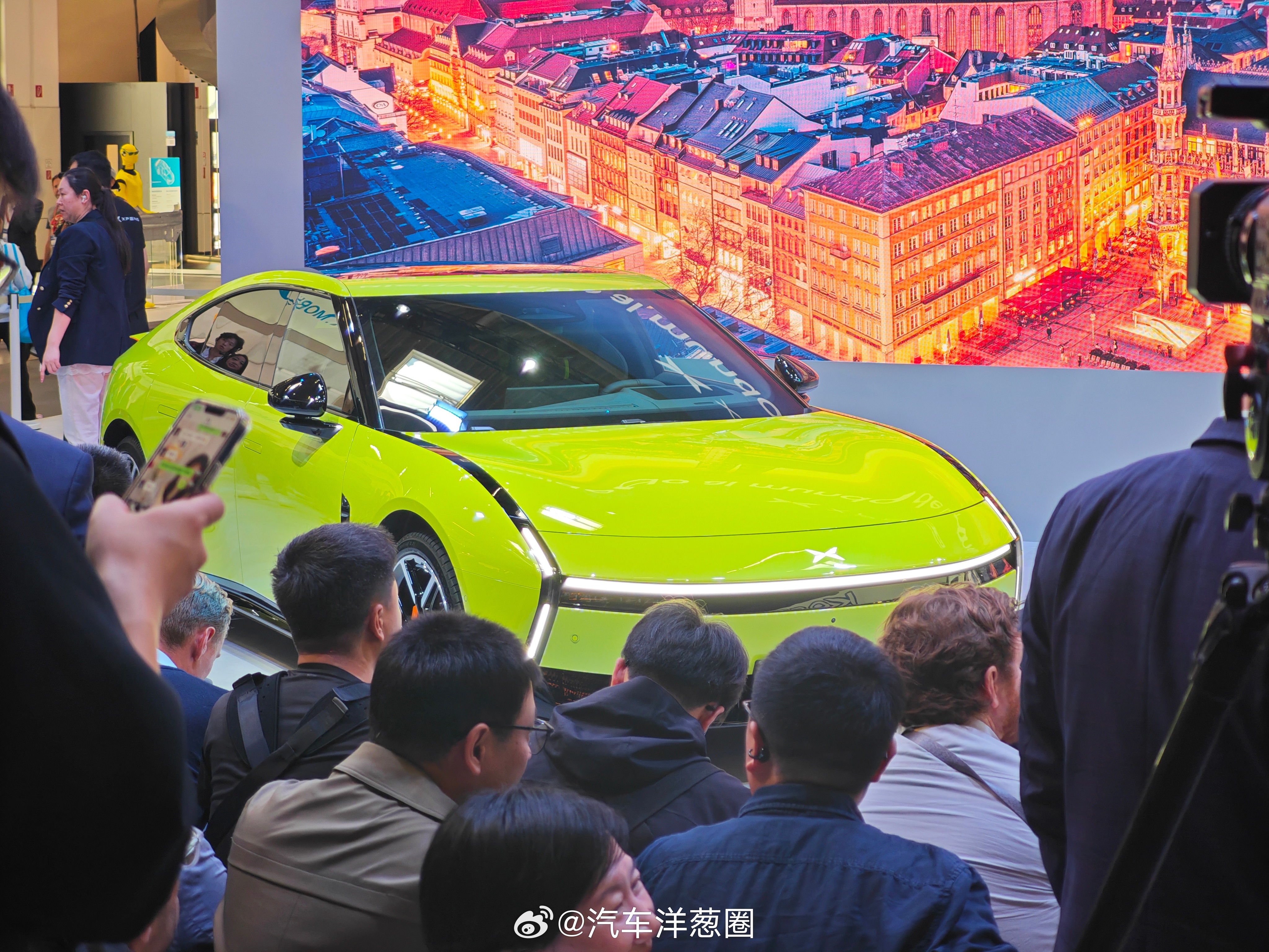 感受一下慕尼黑车展的小鹏展台现场人气，小鹏P7是全场焦点，现场有意思的还有飞行汽