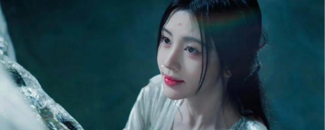 2024年12月，知名导演郭敬明在社交媒体上发布了一张神秘剧照，瞬间引爆全网！这