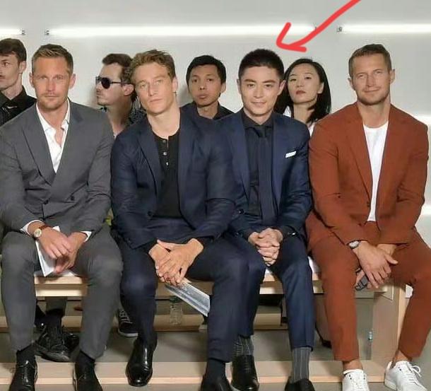 3月5日，霍建华突然引发了热议，起因是他在看秀时，被左右两个男的挤的没位置，霍建