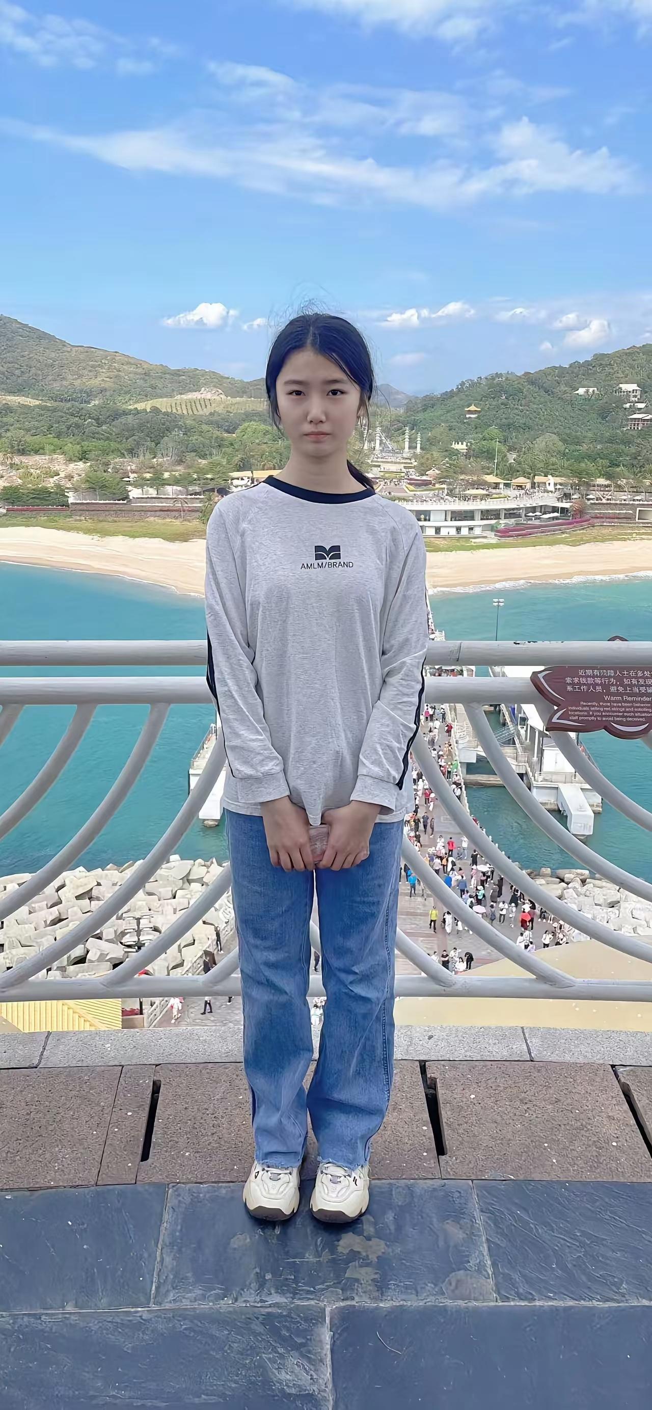 海边漫步，阳光正好，微风不燥。🌊👗👟