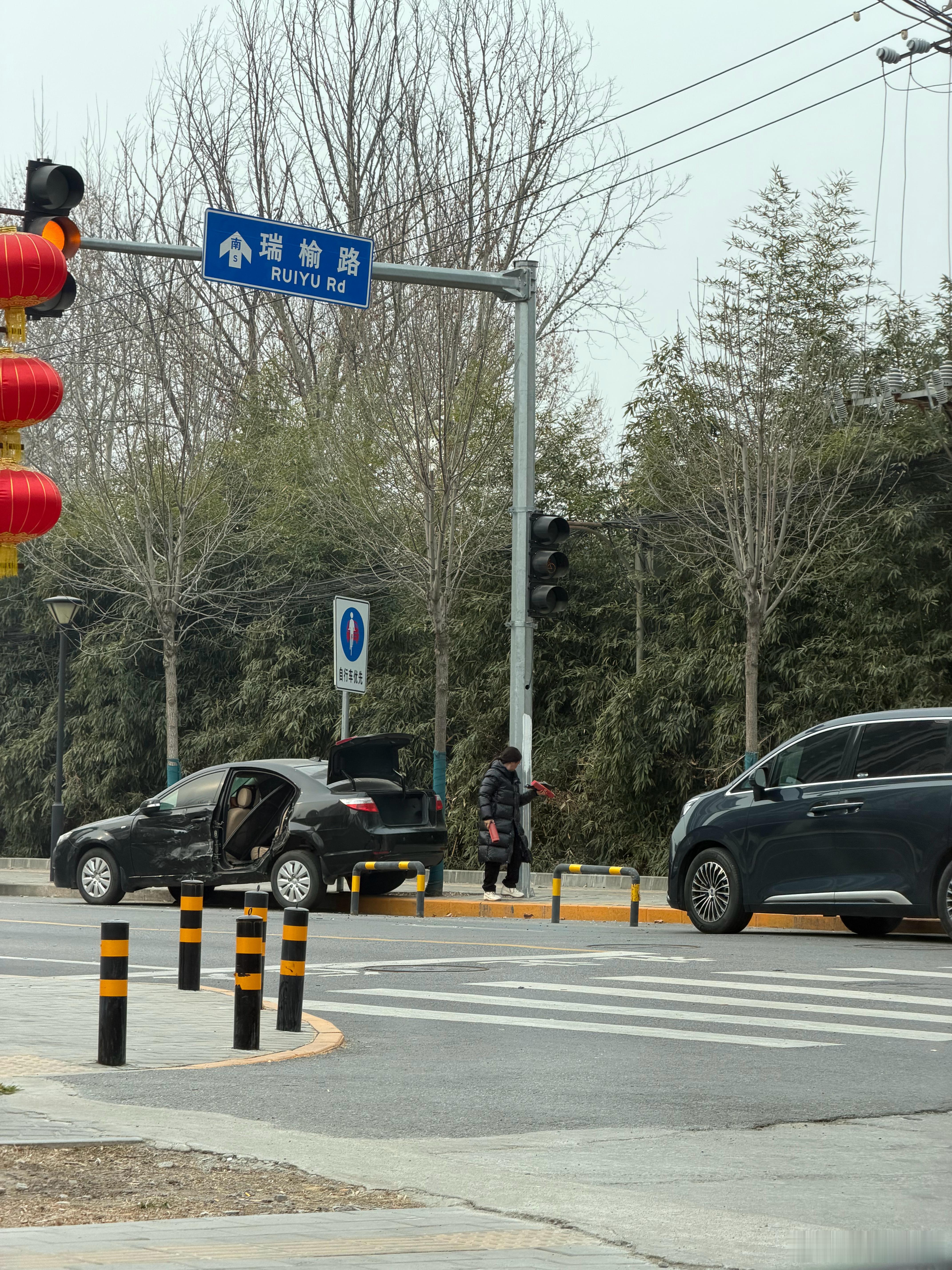 我勒个豆！看样子是左侧前后门剐蹭后门直接掉了？ 北京