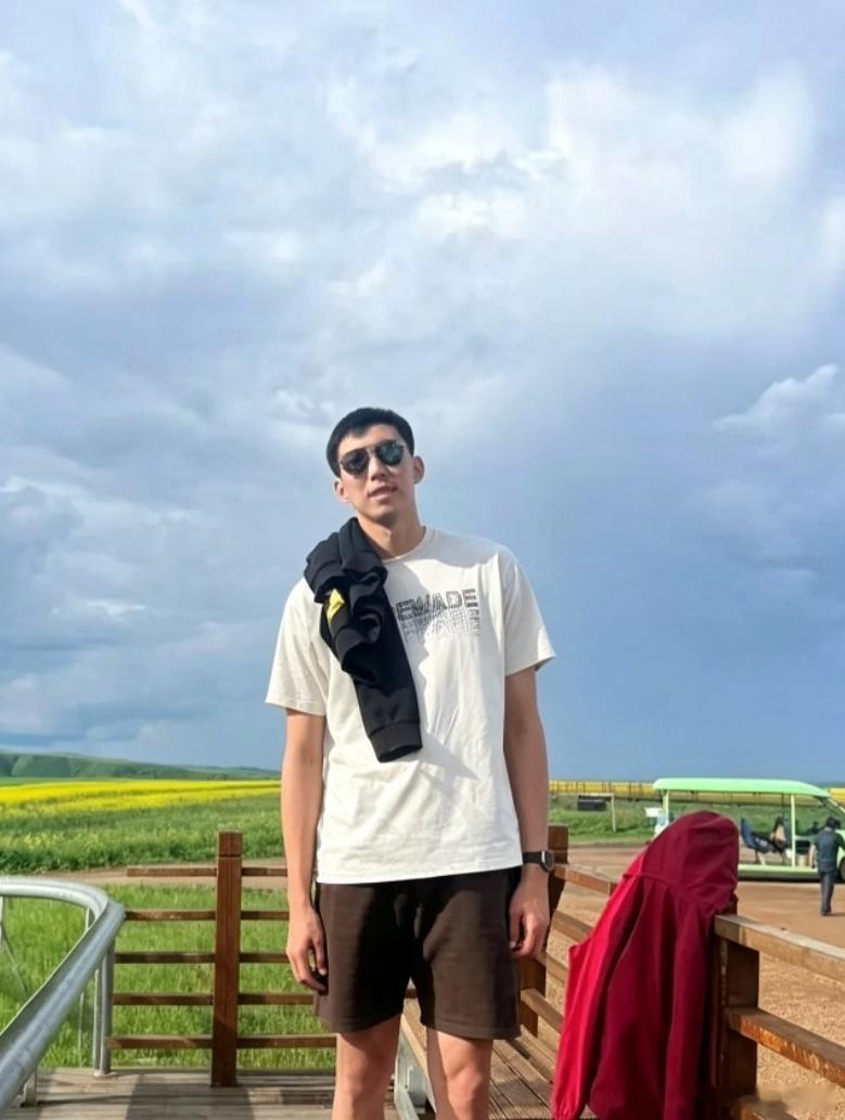 球迷朋友在内蒙古偶遇旅游的周琦，身体状态非常不错。周琦作为国内顶尖中锋，不去男篮