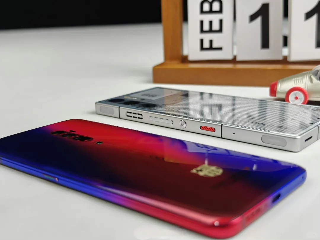 每次拿起红魔9Pro+都会被这个纯平后盖帅到，再配上这个机甲风的背板，这手机的颜...