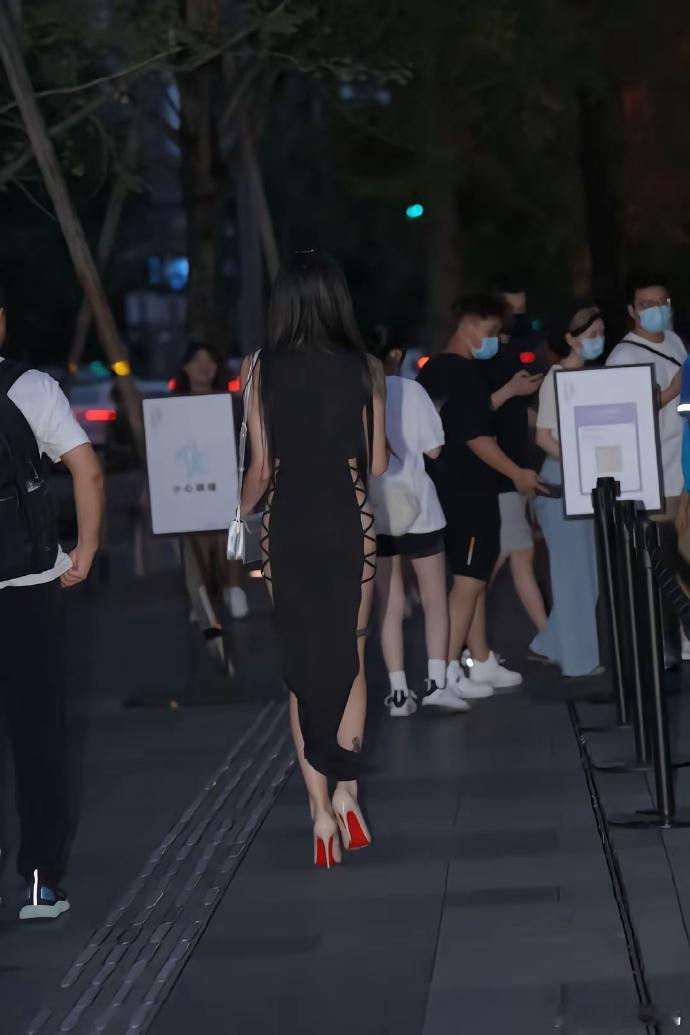 时尚紧身衣，勾勒曼妙曲线美！非完美身材，怎敢轻易驾驭？挑战自我，展现自信魅力，你