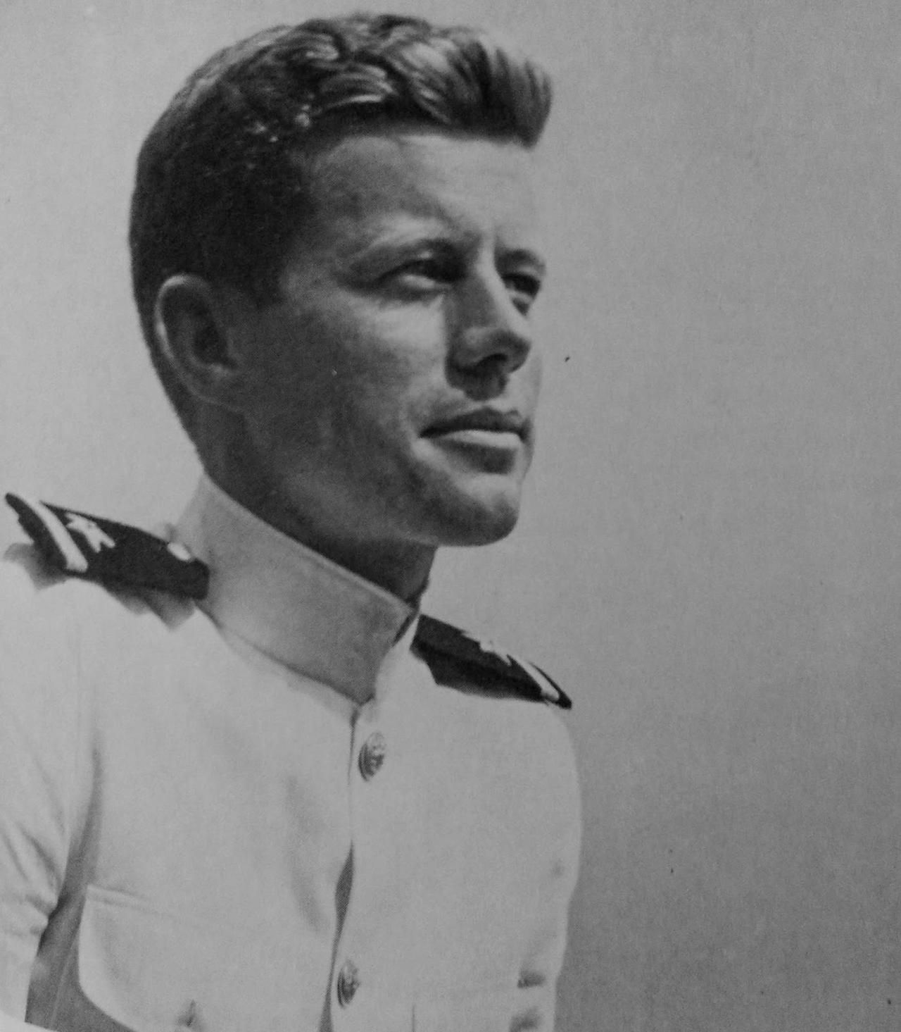 [呲牙] 猛一看以为是肯尼迪，仔细一看，就是肯尼迪——1942年，身着正式礼服的