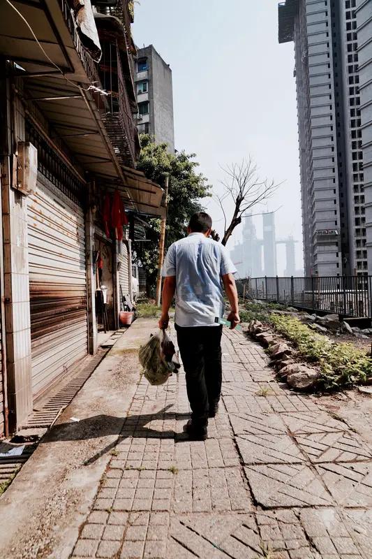 重庆男子照顾瘫痪哥哥52年 重庆67岁老人徐登高照顾瘫痪哥哥52年的故事，太让人