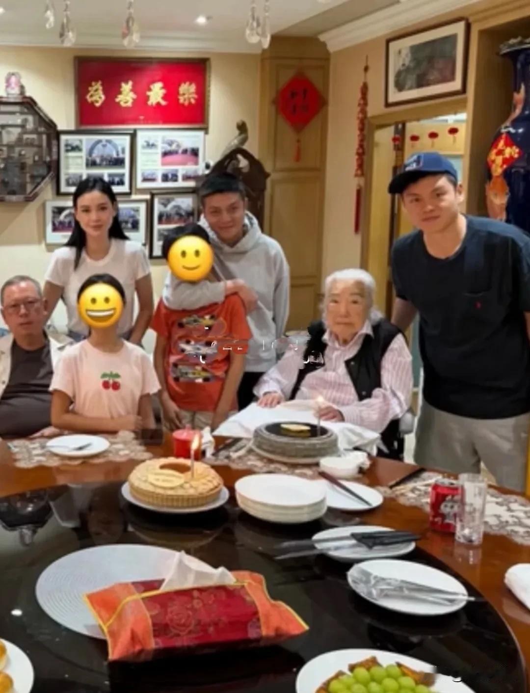 林恬儿带着一双儿女，和家人一起庆生，脸上都是幸福的笑容，家人才是她最大的底气呀！
