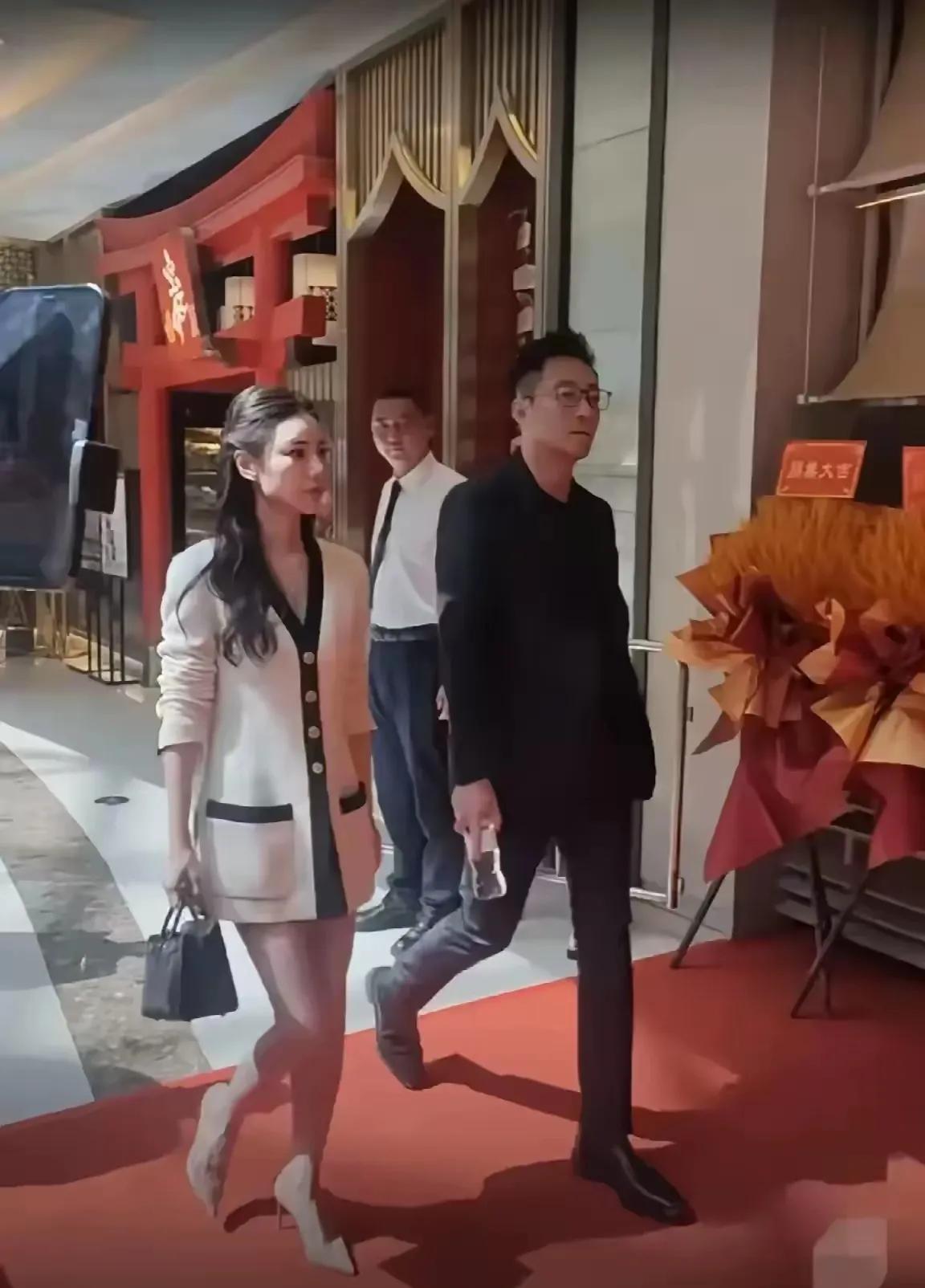 突然发现我身边好多离婚夫妻
离了婚之后，
如果双方都没有再婚，
他们都会藕断丝连