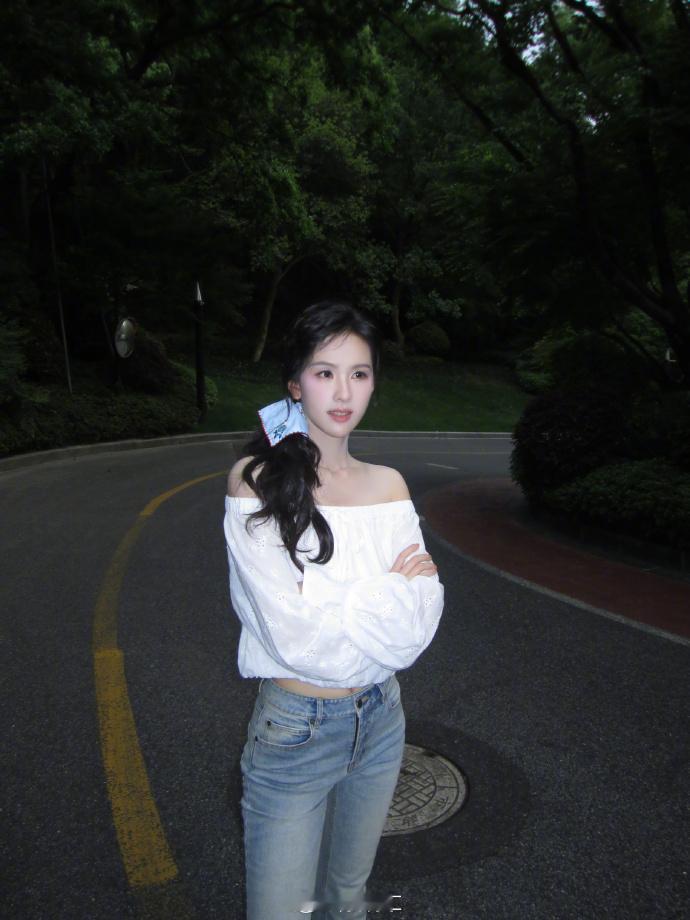 陈都灵一起散步吧、陈都灵白色春日随拍发间一抹蓝色温柔亮眼，恰到好处的细节设计，让