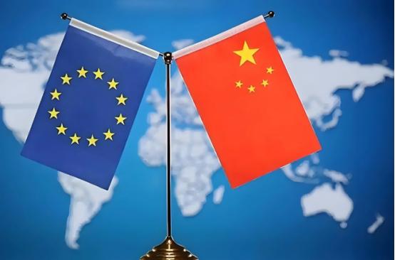 都说美国对中国下手狠，可回头一看，欧洲那套玩法才叫杀人不见血。不跟你比拳头硬，不