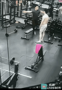 不得不说
黑子男子飞身一拳
真是相当帅气啊
只能说光膀子男的
该