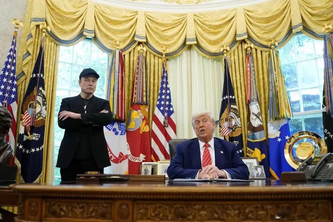 特朗普认为，马斯克背刺他原因有二。其一是他取消电车强制令；其二是他没任命马斯克的