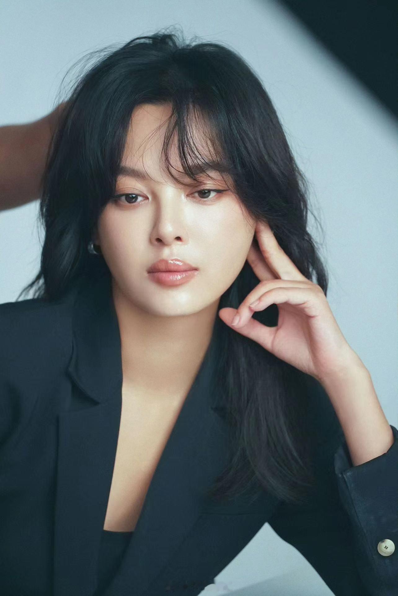 #辛芷蕾纯黑u领内搭##辛芷蕾慵懒黑西装# 辛芷蕾的时尚演绎，慵懒黑西装与纯黑U