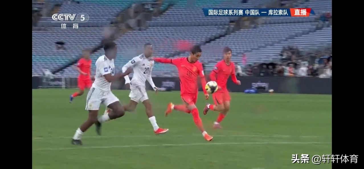 中国男足对阵库拉索的比赛上半场已经结束，中国男足凭借韦世豪上半场补时阶段的进球以