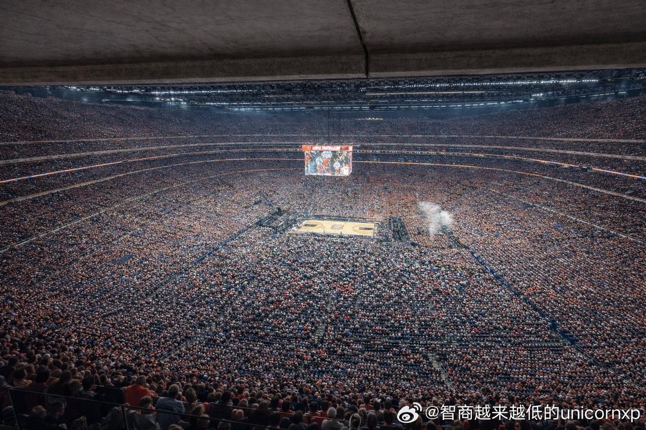 看看今天上午进行的美国NCAA决赛的疯狂场面，一场定胜负，体育场内涌进70720