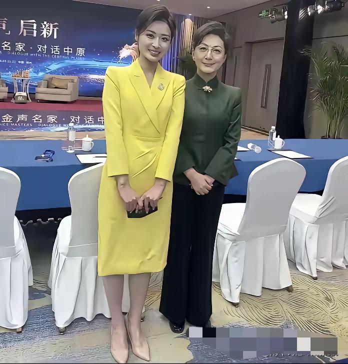 海霞我认识，旁边女生是谁？