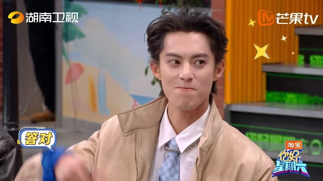 考验队友默契的时候到了！张颜齐的画板一翻，全场鸦雀无声，这默契度直接归零！张颜齐